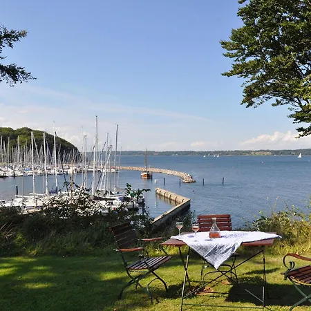 Meerblick Am Yachthafen Nyaraló